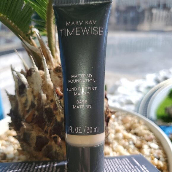 Beige C 110 Matte 3D Foundation - Combo to Oily Skin - Timewise Mary Kay - Picture 3 of 4